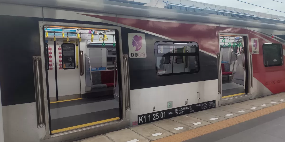 Potret kondisi terkini gerbong perempuan di Stasiun Jatinegara, nampak kosong melompong tanpa penumpang. (Threads/imel_mamike)