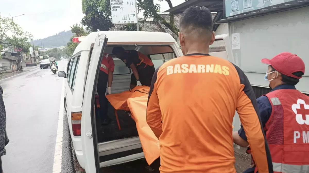 Warga hanyut ditemukan meninggal dunia 4,8 km dari lokasi kejadian. (Dok. PMI Jember)