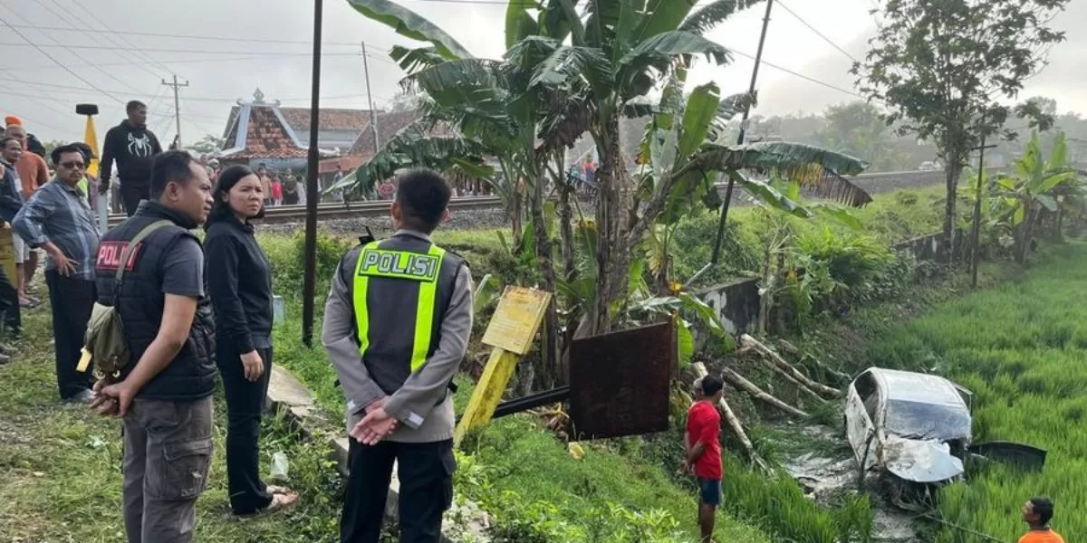Kondisi mobil Avanza yang tertemper KA Argo Bromo ANggrek (Dok Satlantas Polres Grobogan)