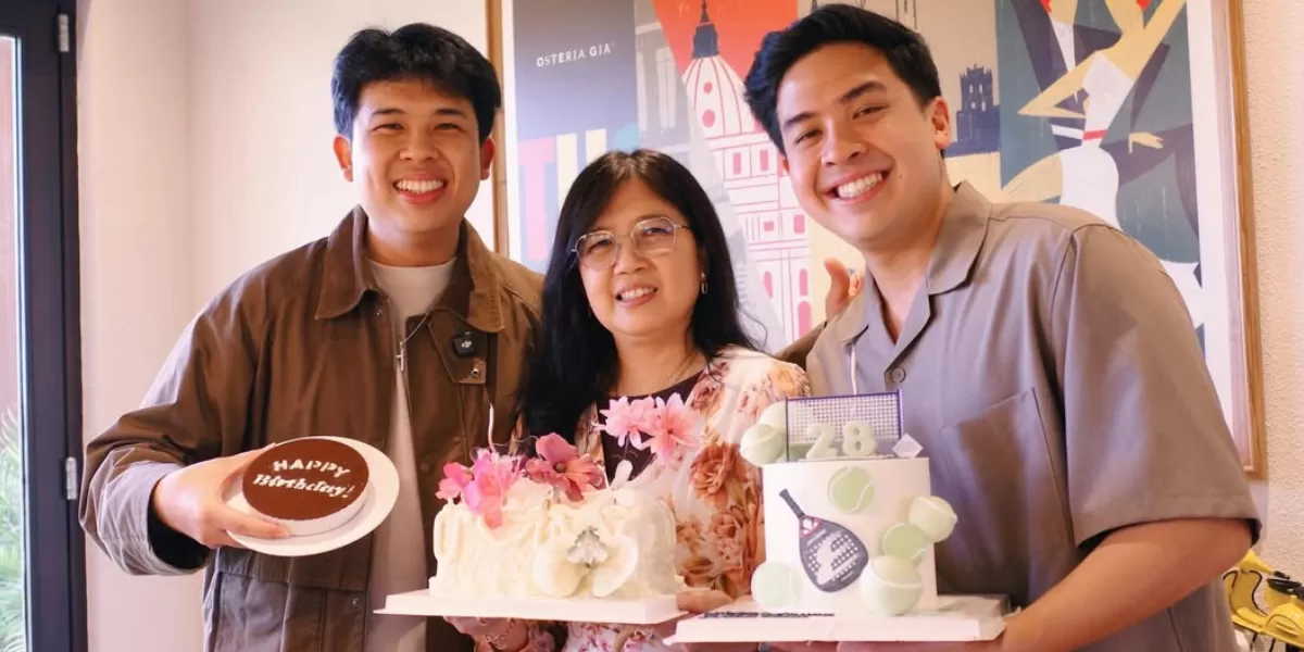 Potret Jerome Polin sedang merayakan hari ulang tahunnya yang ke-28 bersama sang mama. Ungkap rasa sedih karena tidak ada sosok ayah di hari spesialnya.   (Instagram/jeromepolin)