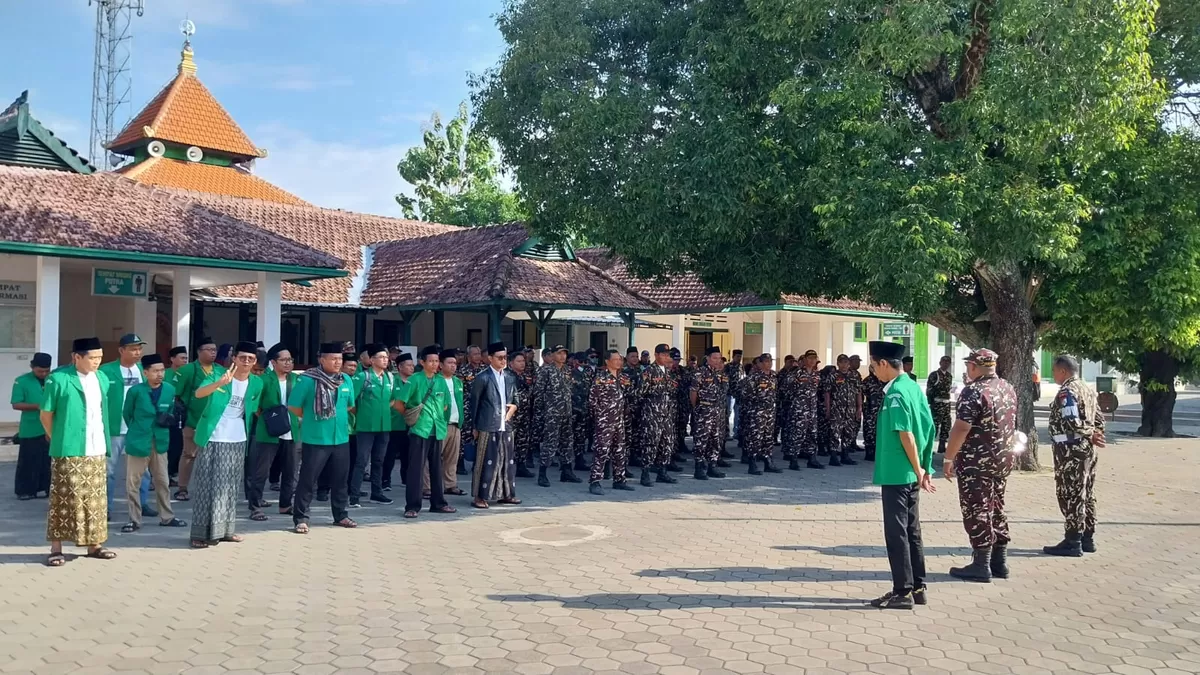Kader GP Ansor Madiun dan Banser menggelar apel sebelum melakukan kegiatan dalam ranga Harlah Ansor ke 92. (SketsaNusantara.id/As ad Choirudin)