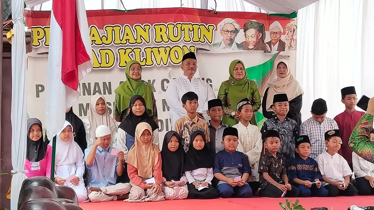 Anak yatim piatu usai menerima santunan dari pengurus Muslimat PAC Diwek Jombang. (SketsaNusantara.id/As ad Choirudin)
