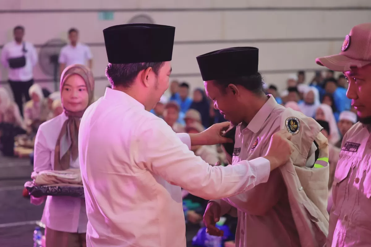 Bupati Jember Gus Fawait saat pemberangkatan haji. (Dok Diskominfo Jember)