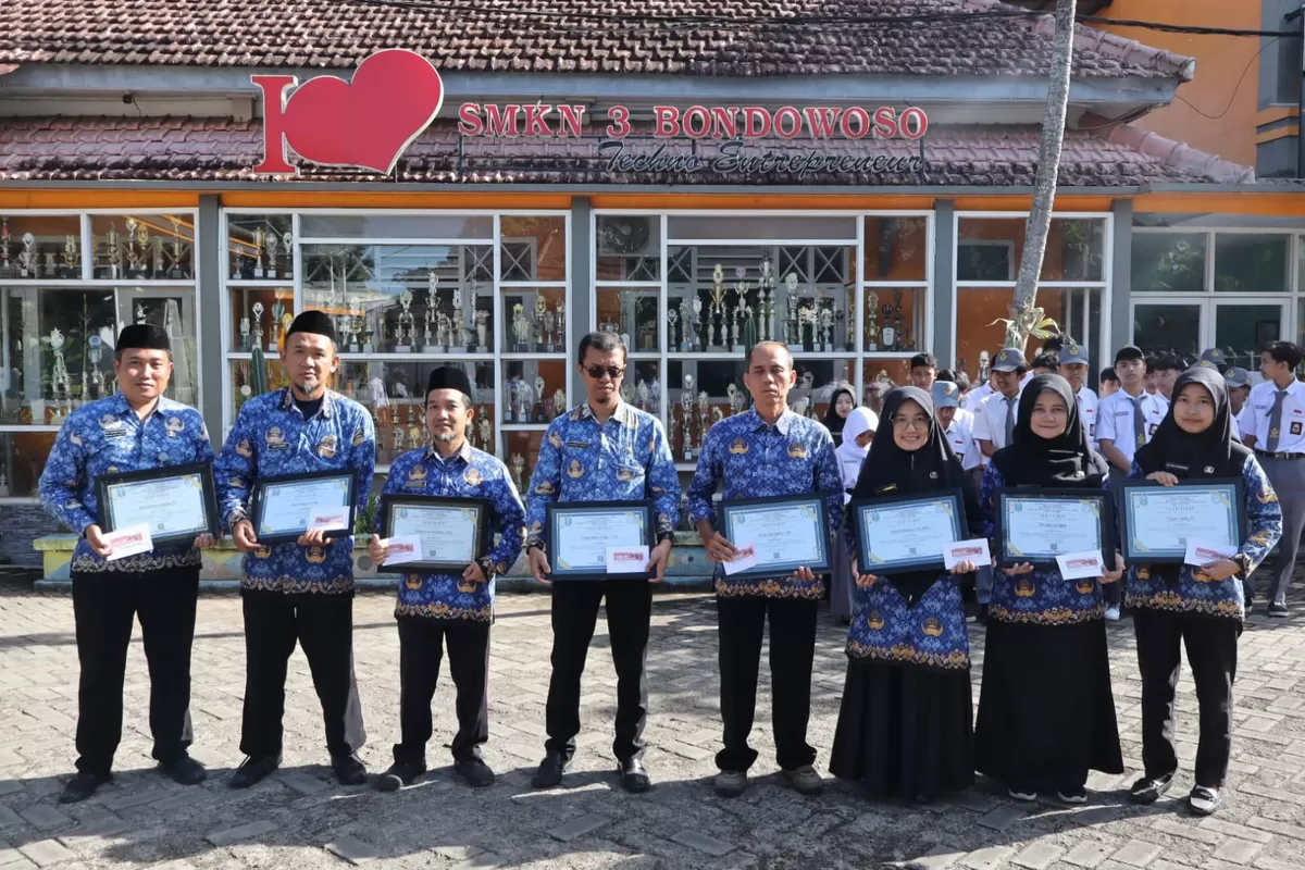 Para guru terbaik SMKN 3 Bondowoso menerima sertifikat penghargaan usai upacara dalam rangka Hardiknas 2026.  (SketsaNusantara.id/As ad Choirudin)