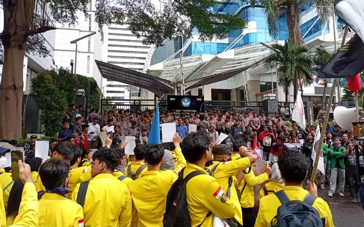 Potret aksi demo mahasiswa di depan kantor Kemdiktisaintek dalam peringatan Hari Pendidikan Nasional (X/SumaUI)