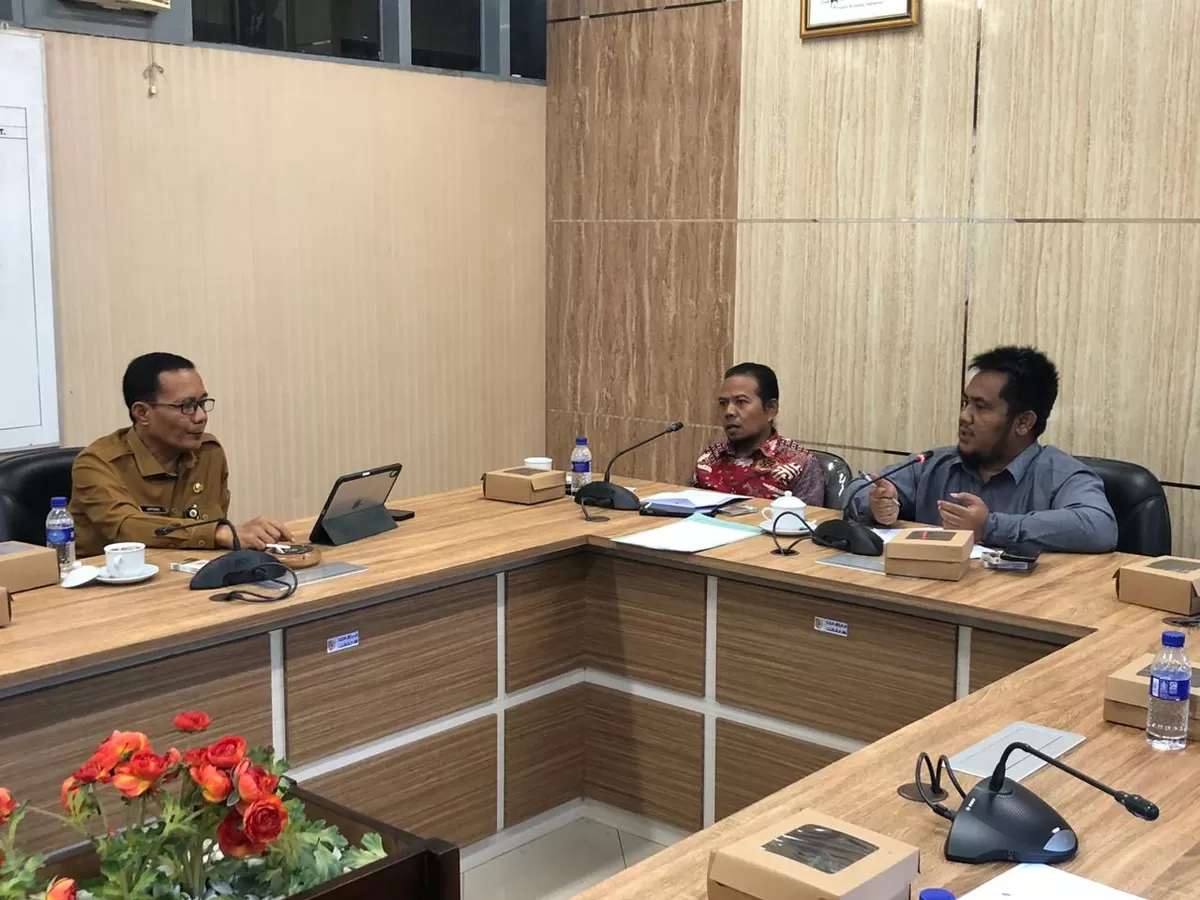 Ketua Komisi A DPRD Jember Budi Wicaksono (biru) saat RDP. (Angga Juli Setiawan/SketsaNusantara.id)