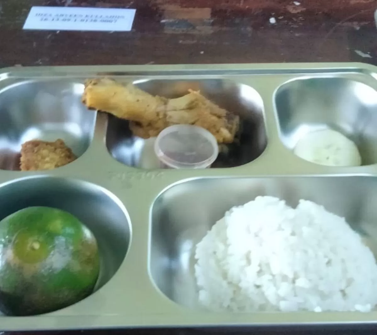 Menu MBG perdana di salah satu MI di Kabupaten Pasuruan tidak ada sayurnya alias keringan. (SketsaNusantara.id/Dok. Siswa)