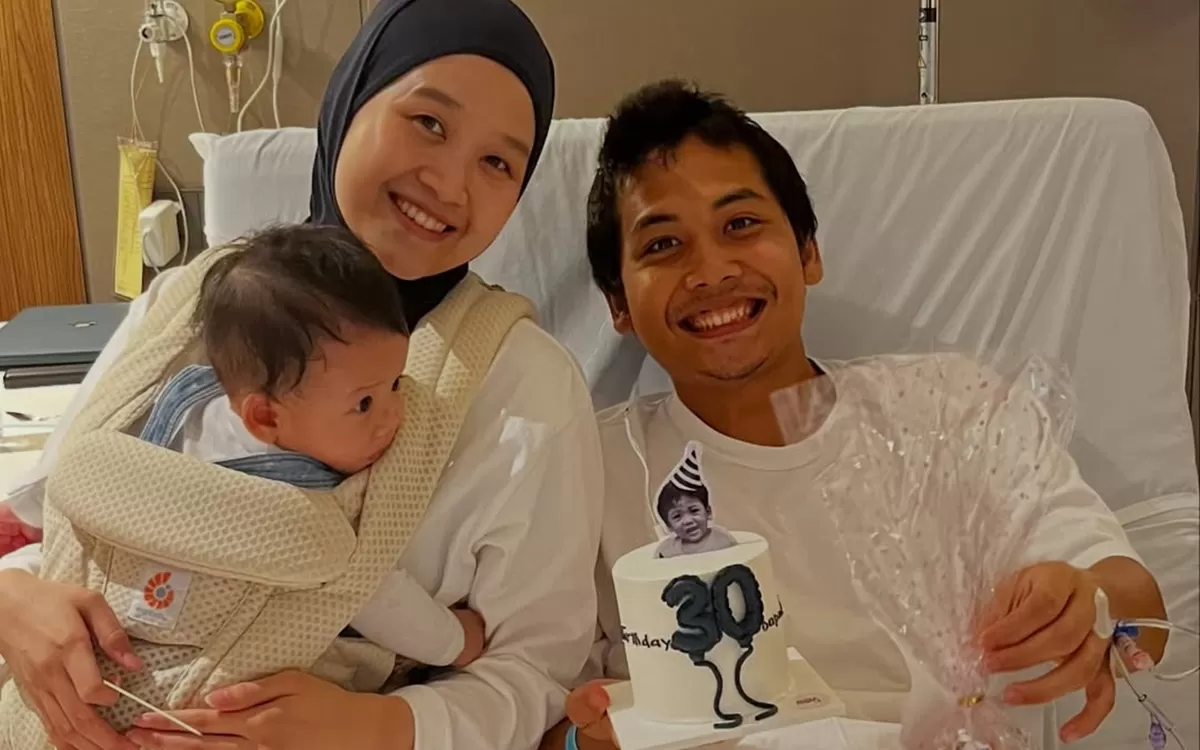 Potret Bintang Emon terpaksa rayakan ulang tahun di rumah sakit ditemani istri dan anaknya (Instagram/besquad_)
