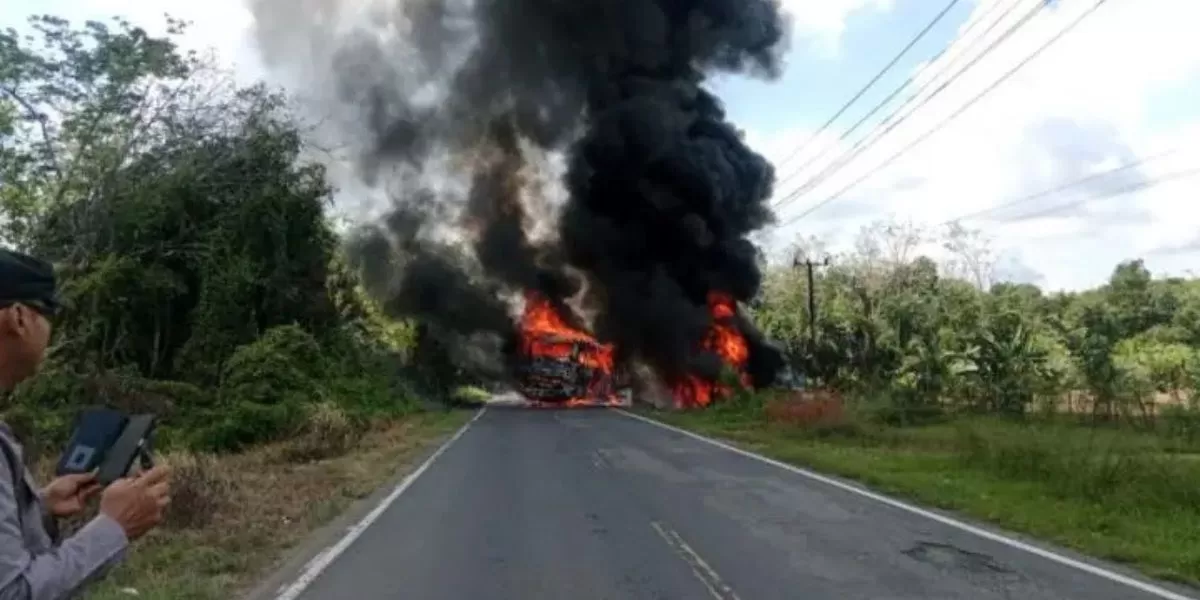 Kondisi bus ALS dan truk tanki saat kejadian (mediahub.polri.go.id)