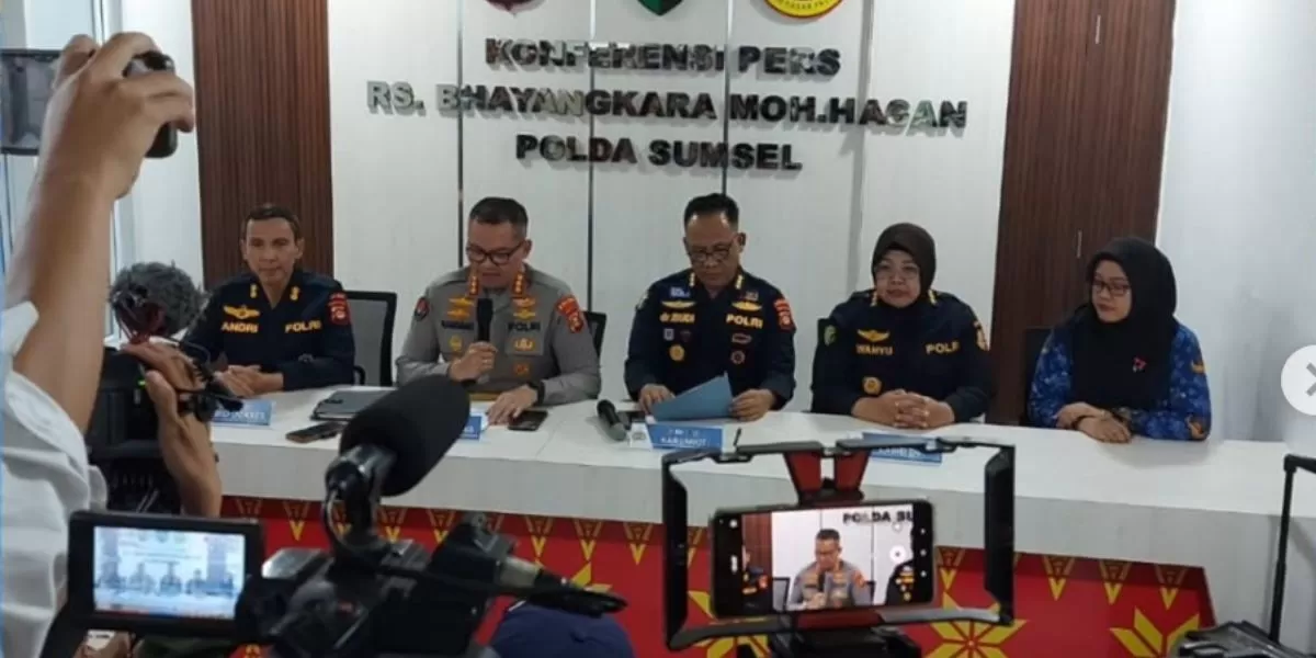 Polda Sumsel saat konferensi pers perkembangan proses identifikasi korban tewas kecelakaan bus ALS (Instagram/@polda_sumsel)