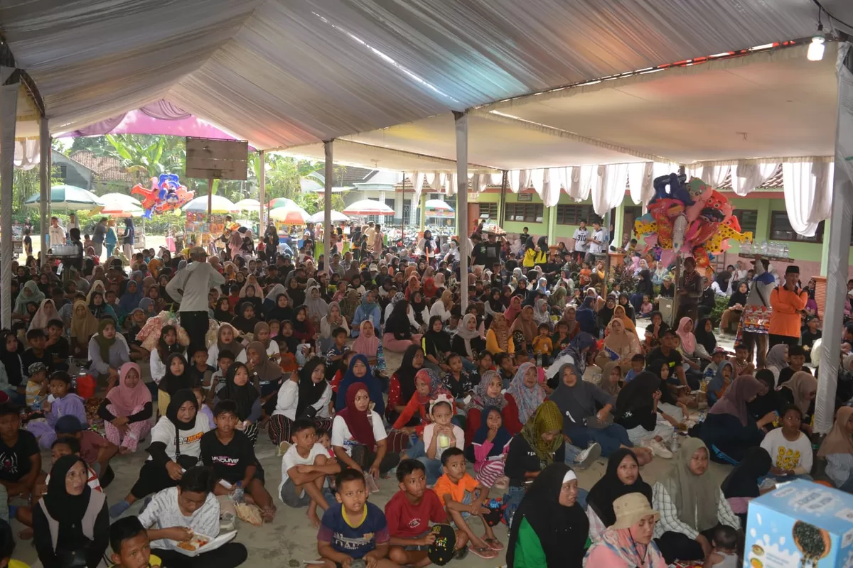 Ratusan peserta jalan sehat sedang berkumpul di halaman MA Nurul Jadid Desa Bandung, Diwek, Jombang. (SketsaNusantara.id/As'ad Choirudin)