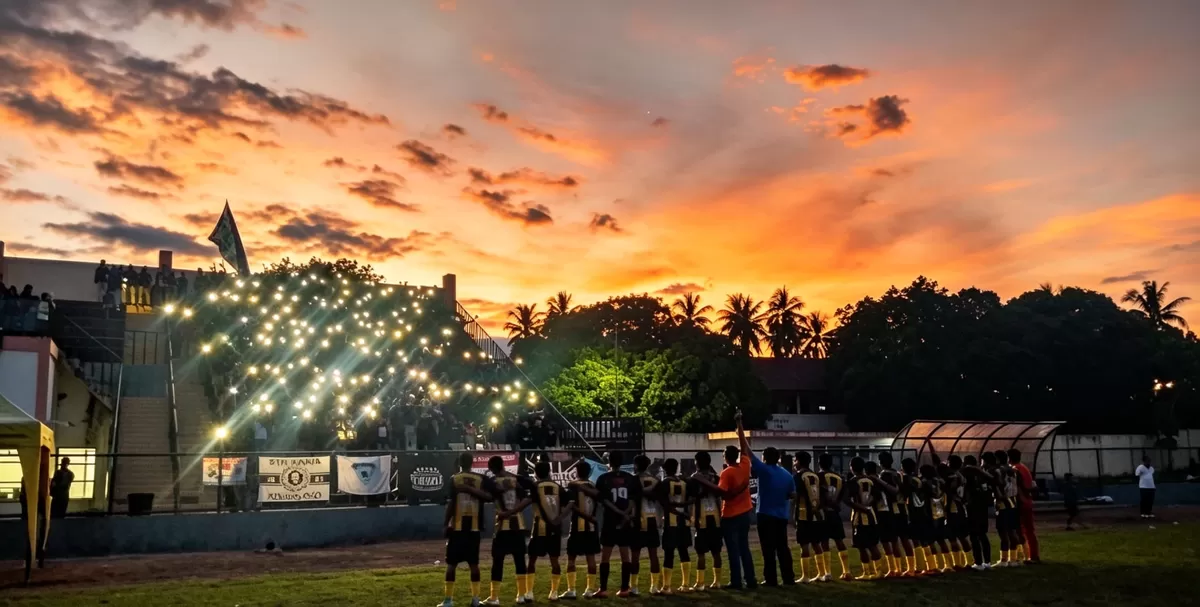 Ekstra sepak bola dengan supporter STM mania adalah salah satu ekstrakurikuler andalan SMKN 3 Bondowoso (SketsaNusantara.id/As ad Choirudin)