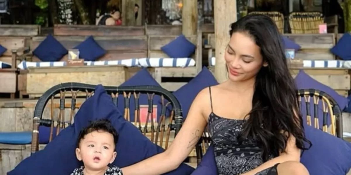 Erika Carlina dengan sang putra, Andrew (Instagram.com/@eri.carl.)