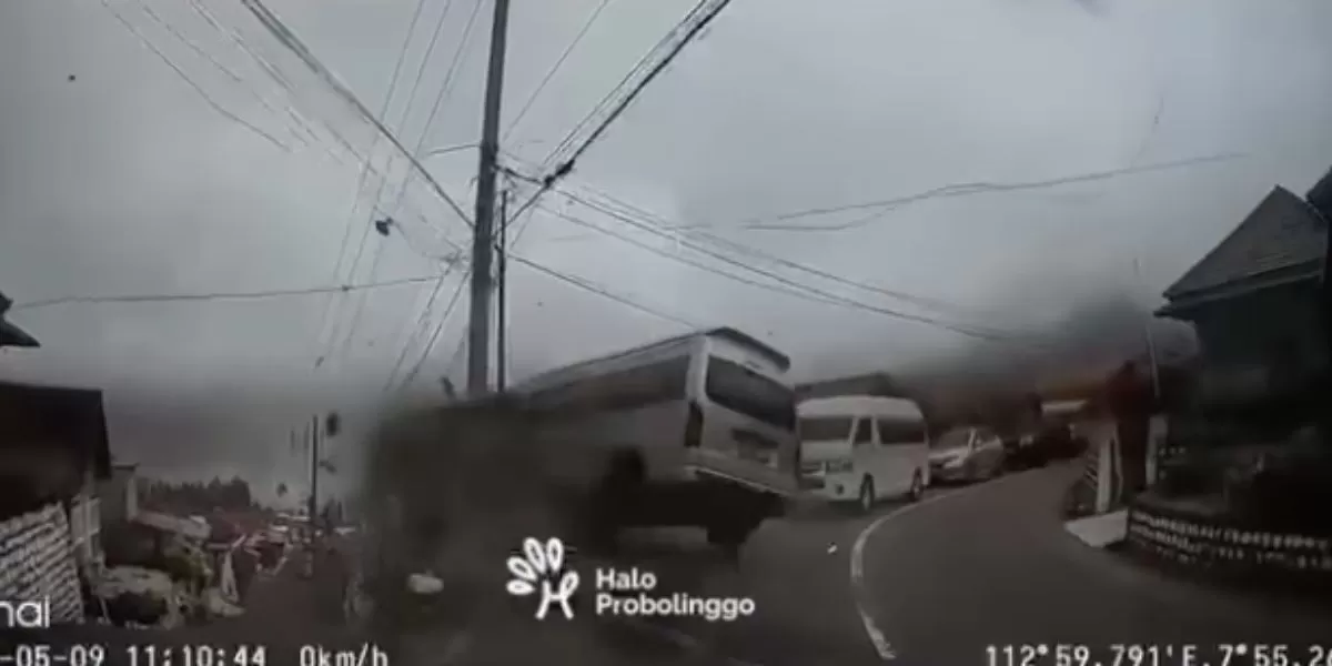 Detik-detik Hiace rombongan WNA Singapura tabrak tiang listrik dalam kecelakaan beruntun (Instagram/@infokraksaan)