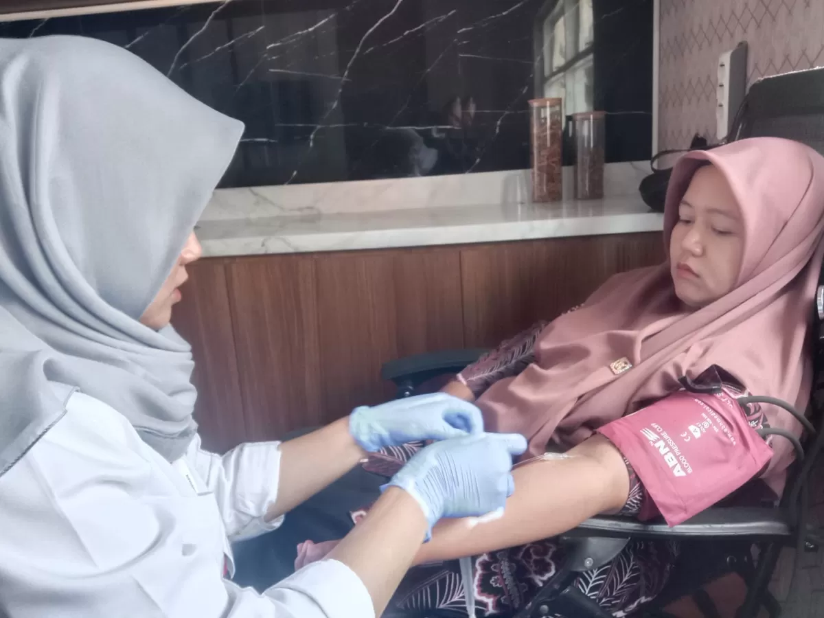 Guru-guru di Jember ramaikan donor darah pada pameran pendidikan Hardiknas 2026, PMI beri apresiasi tinggi (Dok. PMI Jember)