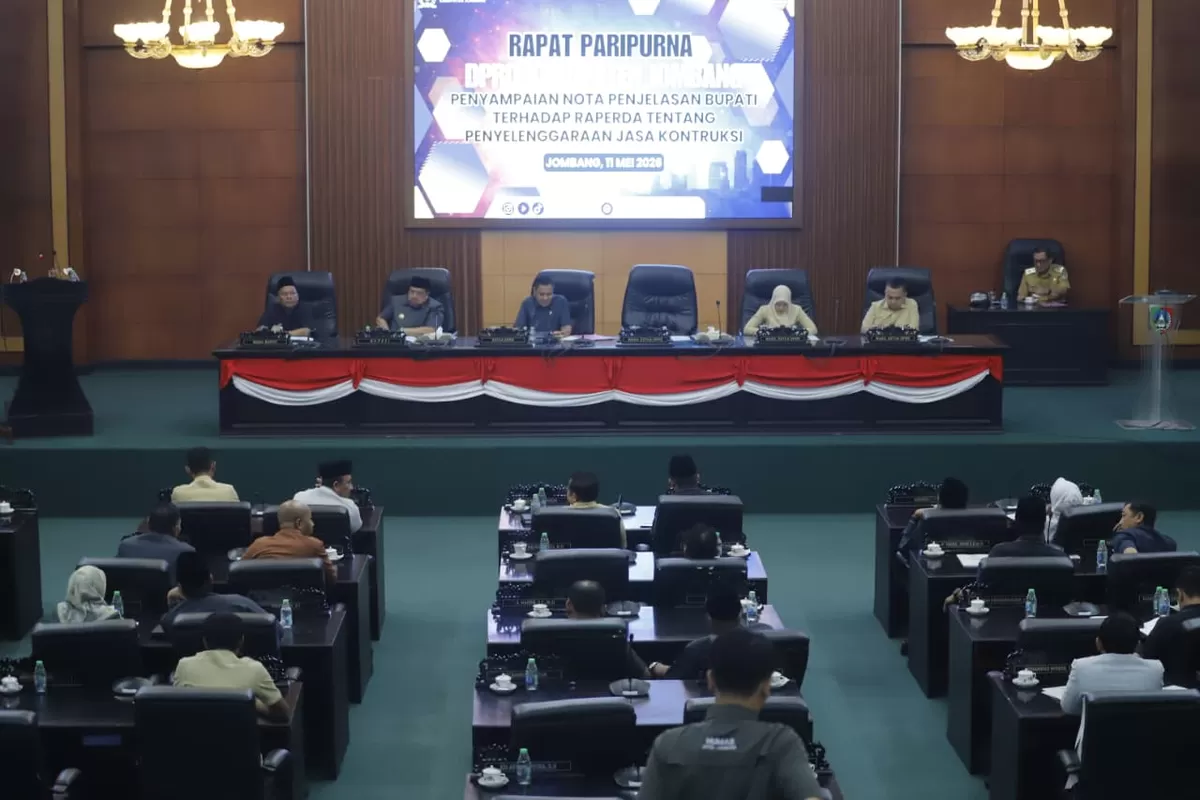 DPRD Jombang menggelar rapat paripurna dengan agenda penyampaian nota penjelasan bupati tentang Raperda Jasa Konstruksi. (SketsaNusantara.id)