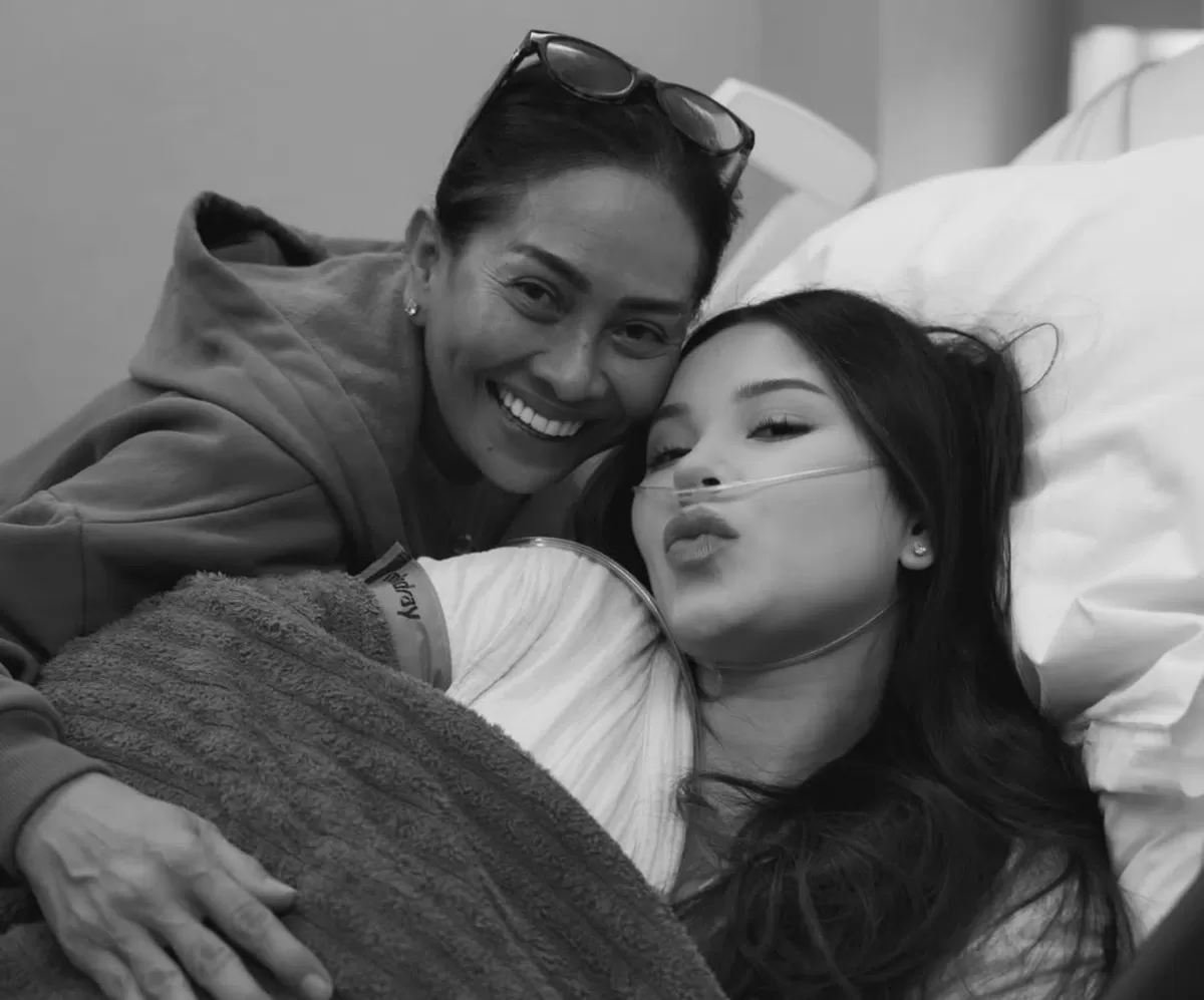 Ibunda Alyssa Daguise, Risa Dewi membeberkan seperti apa keadaan putri dan cucunya yang kini telah melewati proses melahirkan. (Instagram.com/@risa_dewi)