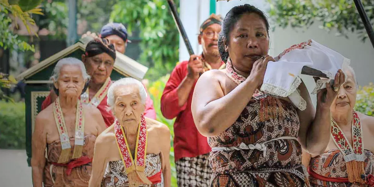 Para abdi dalem di Keraton Yogyakarta. (Kratonjogja.id)