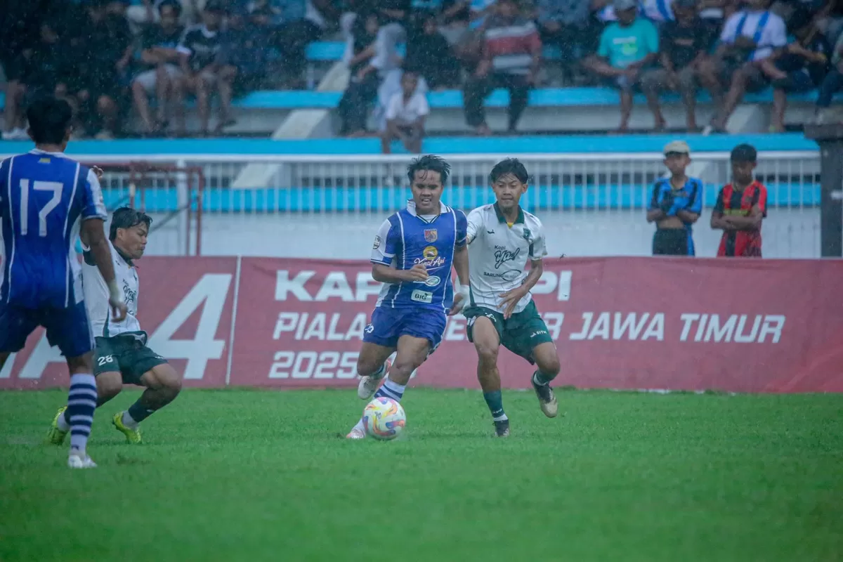 Pemain Persid Jember saat menghadapi lawannya. (Angga Juli Setiawan/SketsaNusantara.id )