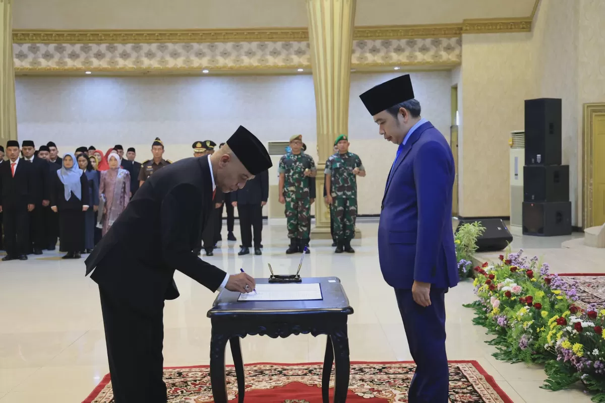 Bupati Jember Muhammad Fawait (biru) saat melantik Pj Sekda. (Angga Juli Setiawan/SketsaNusantara.id)