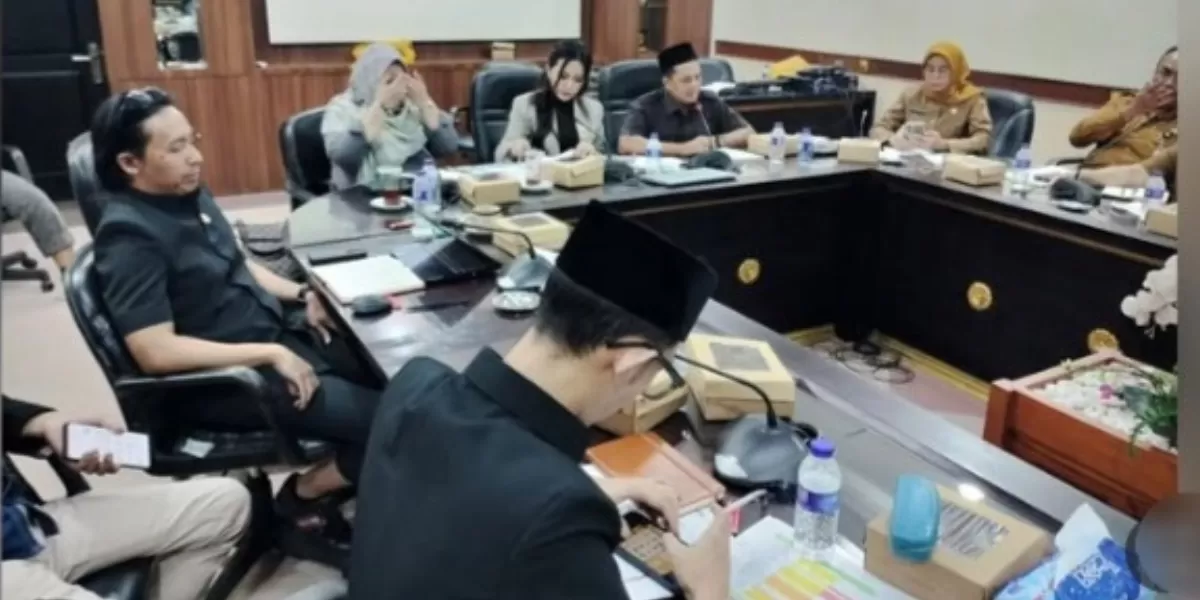 Ra Syahri, anggota DPRD termuda di Jember main coc saat RDP  (Instagram @jember24jam_)