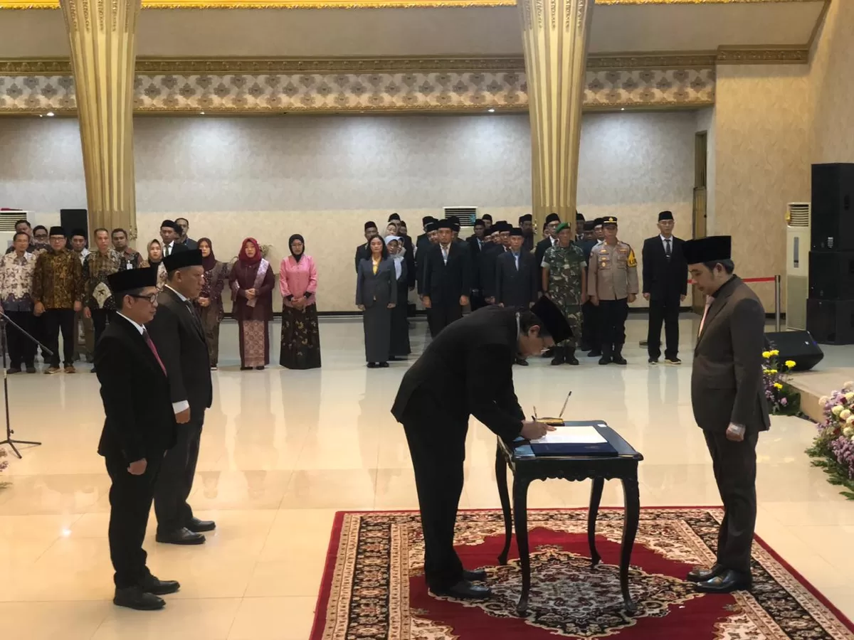 Bupati Jember Gus Fawait melantik jajaran direksi PDP Kahyangan. (Angga Juli Setiawan/SketsaNusantara.id)