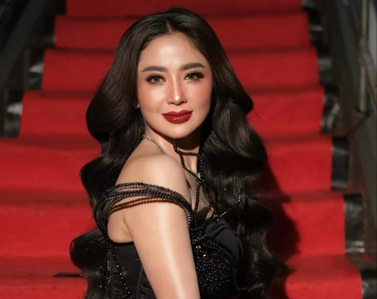 Dewi Perssik lakukan pemeriksaan lanjutan demi laporkan akun-akun bodong yang selama ini merugikannya lantaran menyamar dengan menggunakan identitasnya.  (Instagram.com/@dewiperssik9.)