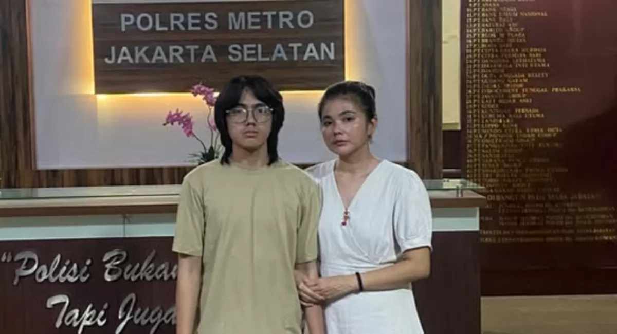 Potret Karina Ranau didampingi Quentin lapor ke Polres Metro Jakarta Selatan usai anaknya dapat komentar jahat di media sosial (Instagram/karinaranau9)