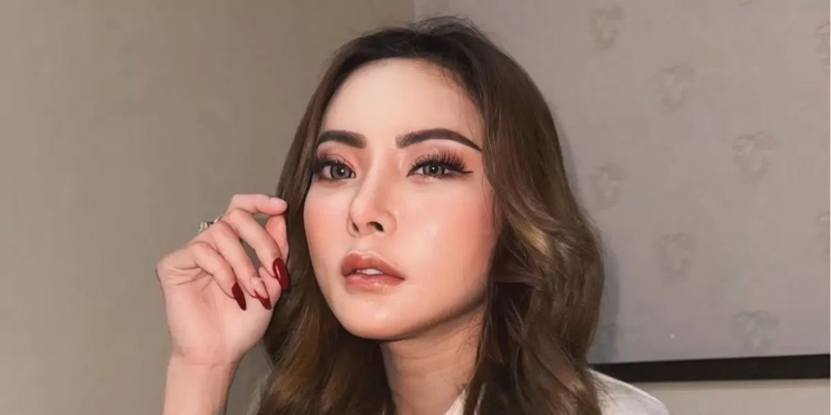 Ayu Aulia minta maaf dan mengaku sedang berhalusinasi saat berkata sedang hamil oleh sosok pejabat yakni Bupati berinisial  (Instagram.com/@ayuandiantiaulia)