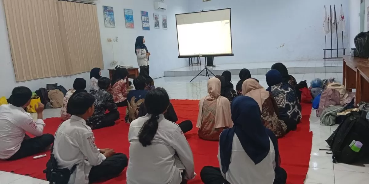 Salah satu rangkaian kegiatan dalam pelatihan manajemen operasional yang digelar KSR PMI unit Unmuh Jember (Dok. PMI Jember)