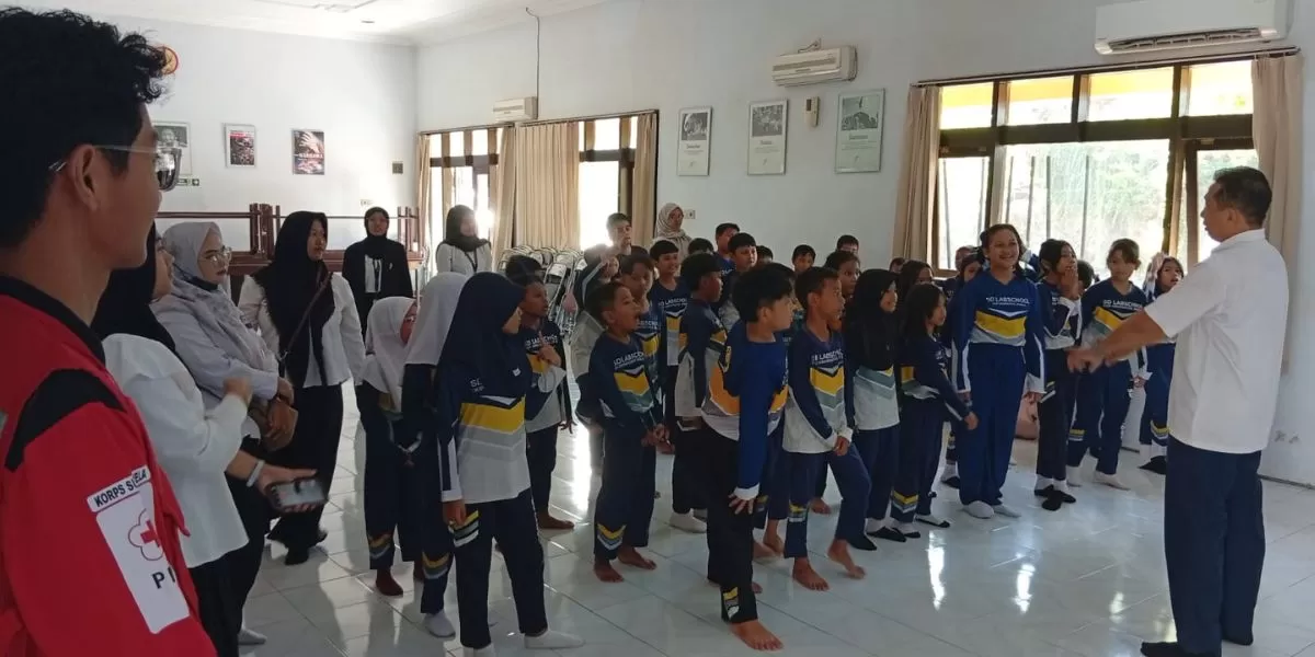 Murid-murid SD Labschool saat berkunjung ke markas PMI Jember (Dok. PMI Jember)