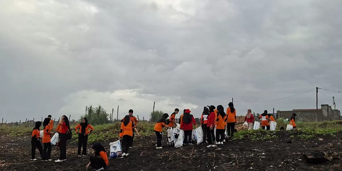 PMI Unmuh Jember dan SIBAT Kepanjen saat menggelar aksi bersih-bersih Pantai Selatan Jember (Dok. PMI Jember)