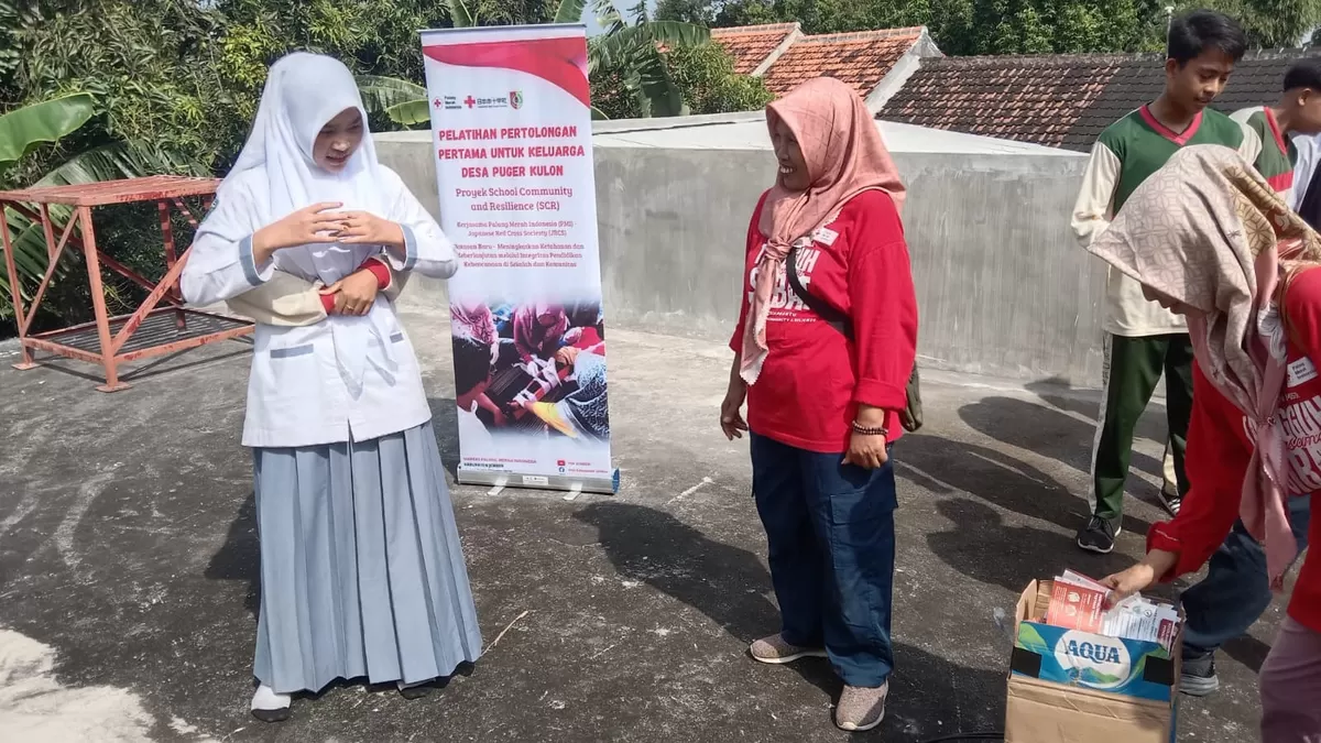 Salah seorang siswa yang mengikuti pelatihan kesiapsiagaan kebencanaan yang digelar SIBAT Puger Kulon (Dok. PMI Jember)