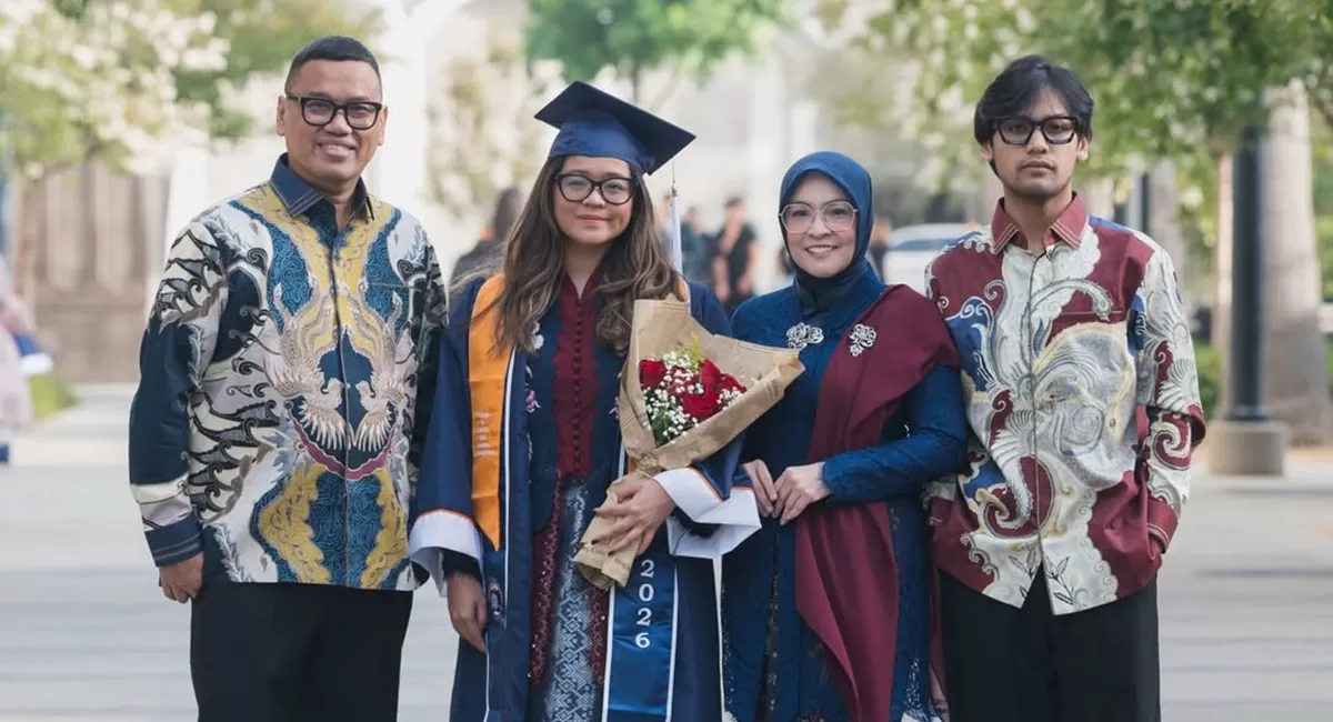 Potret wisuda Cinta Kuya yang berhasil menyelesaikan pendidikan di University of Southen California dan menyandang gelar sarjana psikologi (Instagram/astridkuya)