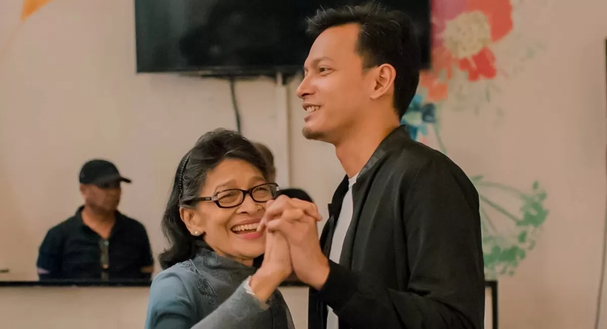Fedi Nuril kenang momen bahagia bersama sang ibu yang kini telah berpulang ke hadapan sang pencipta (Instagram/fedinuril)