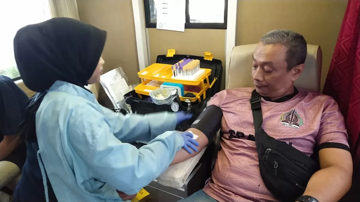 Peserta OSMA yang ikut donor darah. (Dok. PMI Jember)