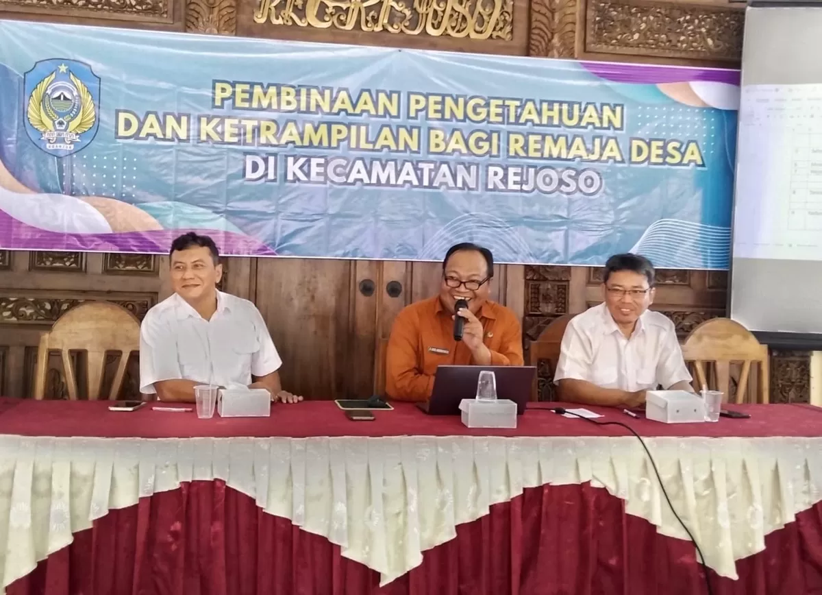Camat Rejoso, Nganjuk, Jatim, Teguh Ovi Andriyanto didampingi dua narasumber kegiatan pembinaan remaja. (SketsaNusantara.id)