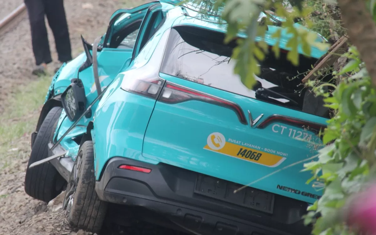 Sopir taksi Green SM yang tertemper KRL hingga menyebabkan kecelakaan beruntun dengan KA Argo Bromo Anggrek akhirnya ditetapkan sebagai tersangka dan terancam hukuman 6 bulan penjara (X/txtdrbekasi)