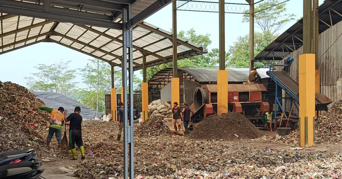 Proses pengolahan sampah di TPST BLE Banyumas. (Dok DPRD Jember)