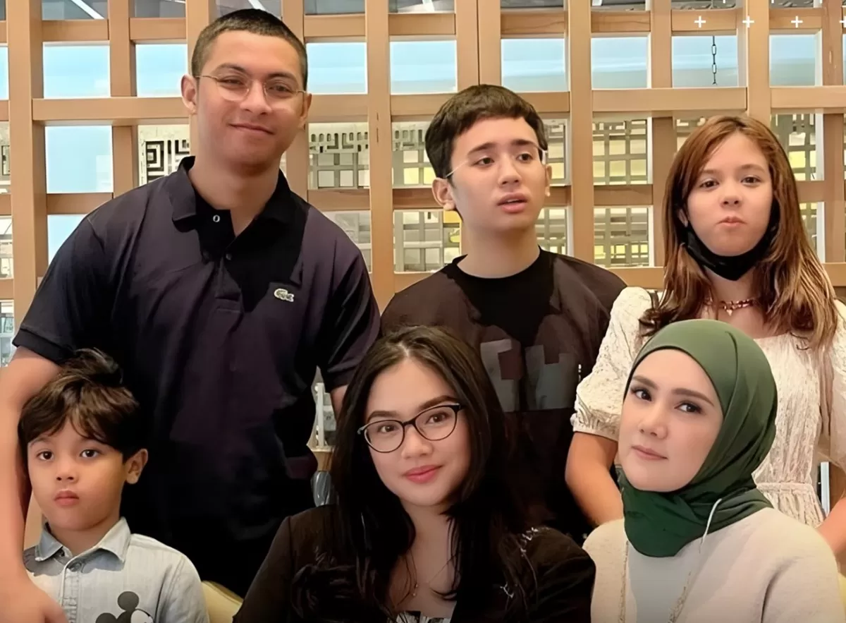 Potret Atalla Wahid dan kekasihnya, Tiara Savitri, saat berkumpul bersama keluarga besar Mulan Jameela (Instagram/tiaransvtr)