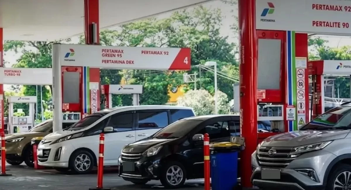 Potret pengisian BBM di SPBU, Pertamina akhirnya resmi menaikkan BBM Pertamax, namun tetap pertahankan harga BBM bersubsidi (Instagram/belanja.mobil)