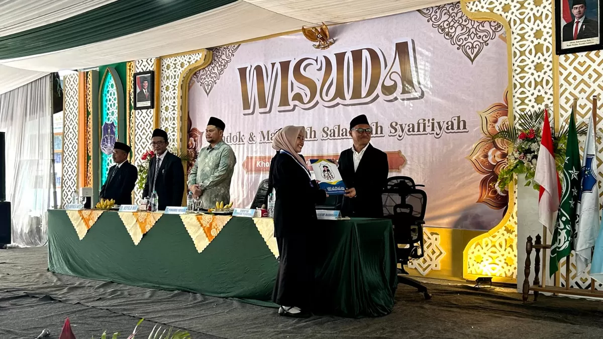 Prosesi wisuda purnasiswa Ponpes dan Madrasah Salafiyah Syafi'iyah Seblak, Diwek, Jombang. (SketsaNusantara.id)