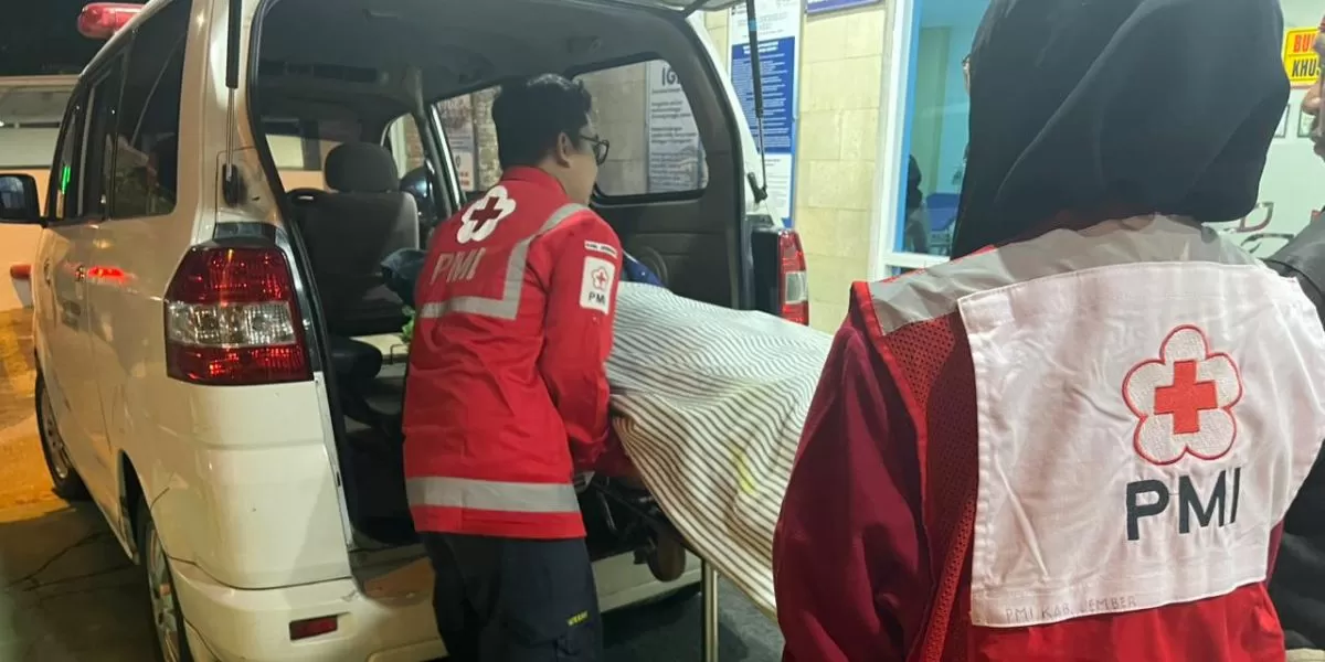 Detik-detik peserta KSR jadi relawan tim emergency PMI Jember evakuasi pasien darurat (Dok. PMI Jember)