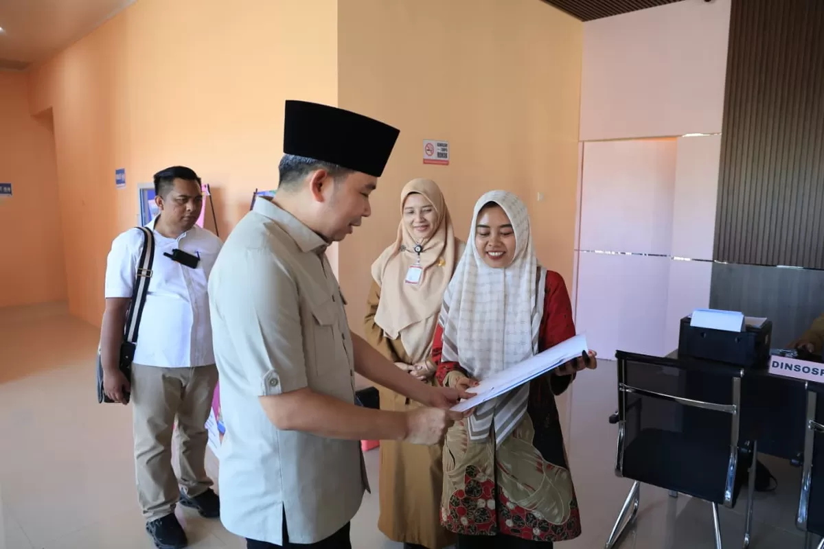 Bupati Jember Gus Fawait melakukan peninjauan MPP Mini di Kecamatan Jombang. (Angga Juli Setiawan/SketsaNusantara.id)