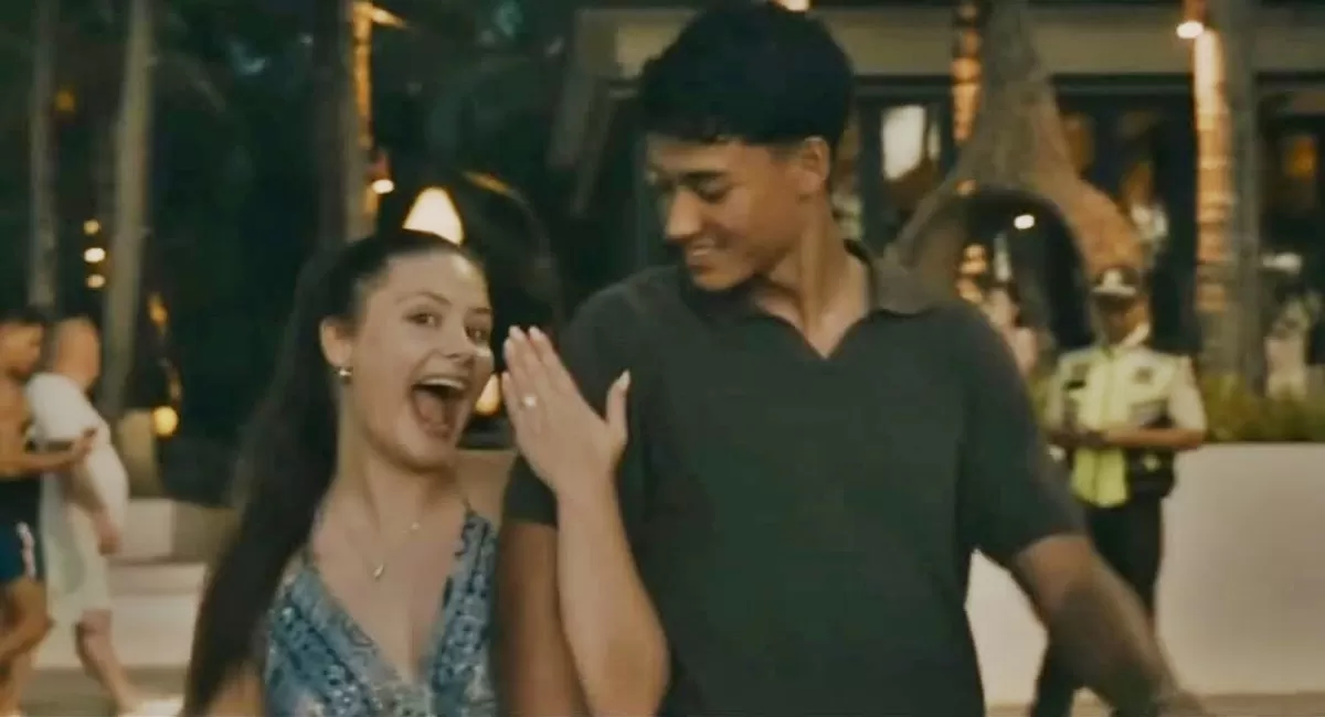 Potret striker Timnas Indonesia, Rafael Struick, yang akhirnya resmi melamar Nova van der Hoeven dalam suasana romantis di Bali (Instagram/rafaelstruick)