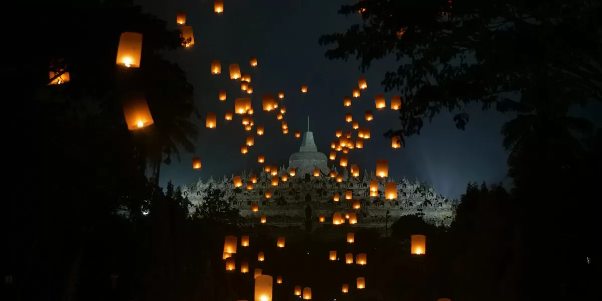 Candi Borobudur saat puncak perayaan Waisak (ticket.injourneydestination.id)