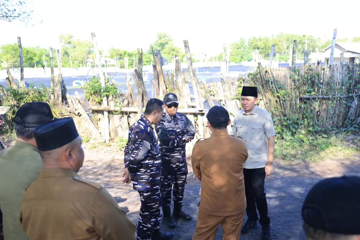 Pengecekan tambak udang vaname di pesisir pantai selatan. (Angga Juli Setiawan/SketsaNusantara.id)