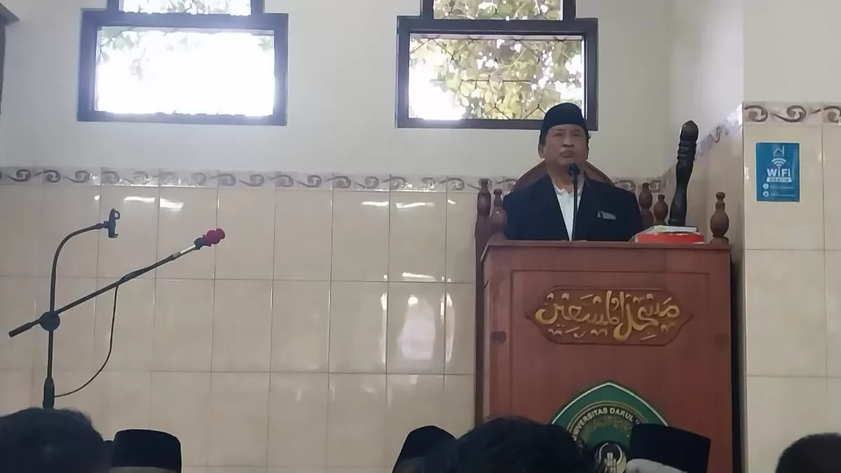 Rektor Undar Prof. Dr H Amir Maliki Abitholkha menyampaikan materi khutbah Idul Adha. (SketsaNusantara.id)
