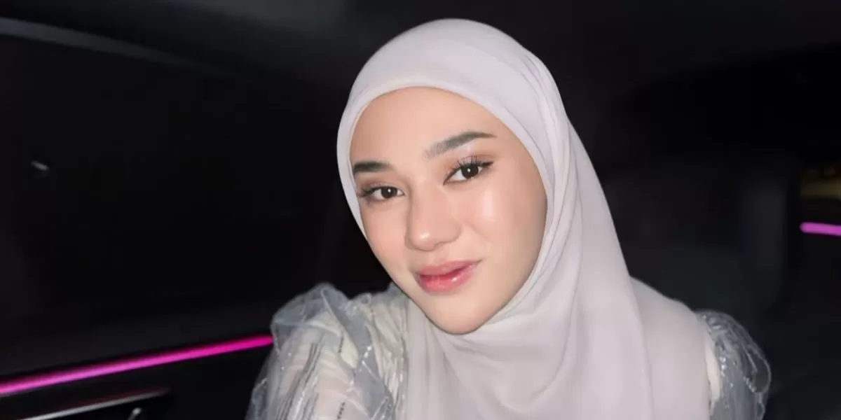 Perseteruan Clara Shinta dan mantan suaminya, Denny Goestav masih terus berlanjut dengan polemik utama berupa akses dan nafkah anak.  (Instagram.com/@clarashintareal.)