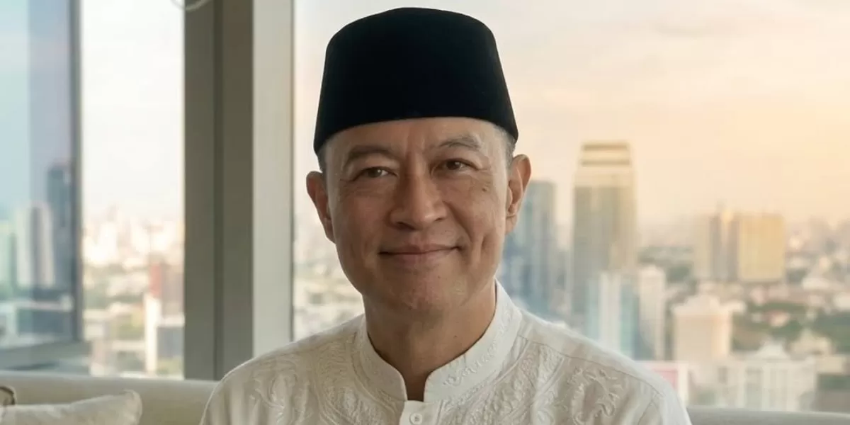 Potret Tom Lembong yang memakai peci sambil membagikan tentang makna Idul Adha. Didoakan netizen jadi mualaf.   (Instagram/tomlembong)